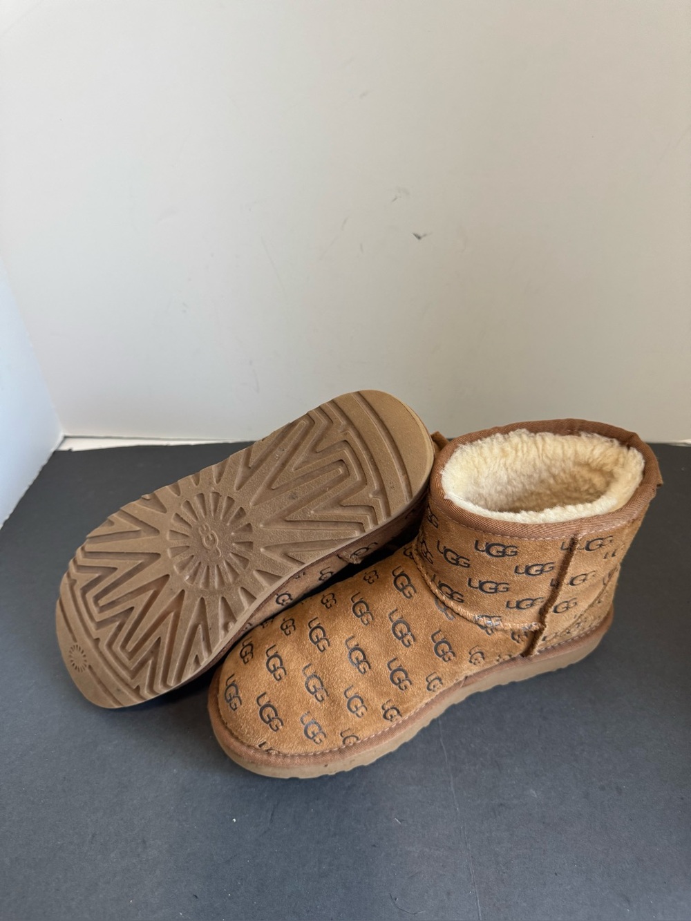 UGG Classic Mini boots in chestnut suede w/all-over embossed logo. Size 8 - Picture 10 of 10